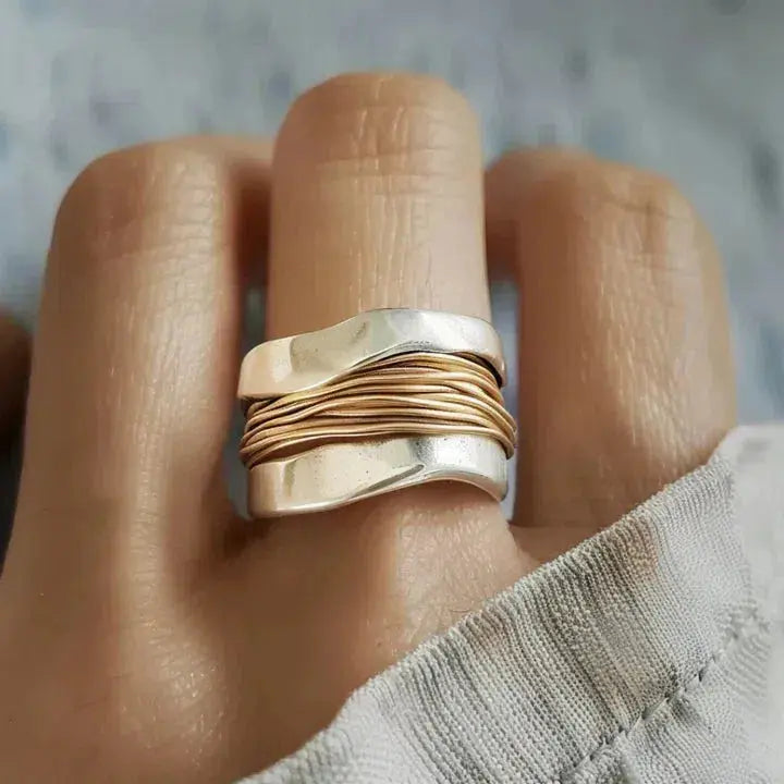 Silberring mit goldenen Fäden