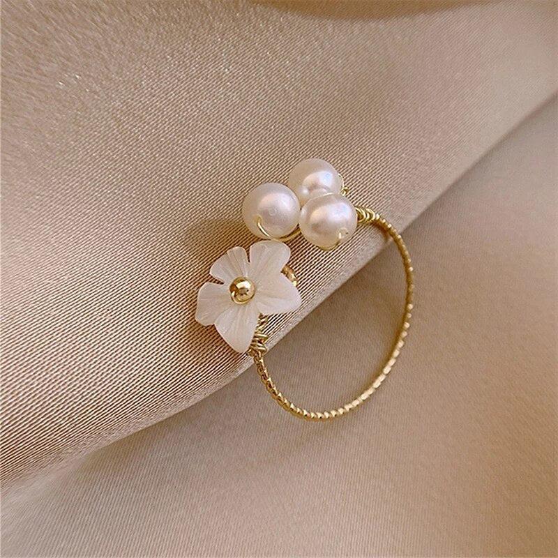 Verstellbarer Perlenblumenring in Gold