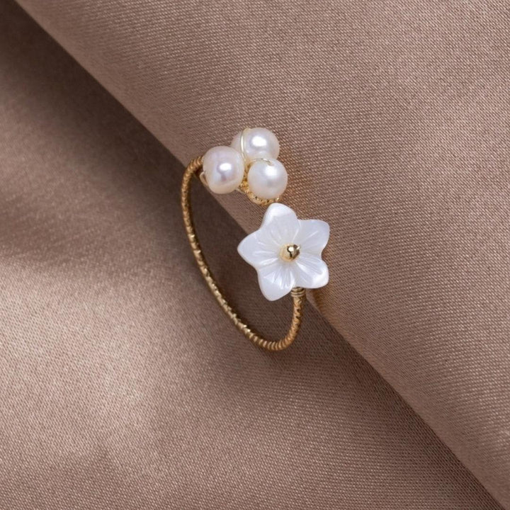Verstellbarer Perlenblumenring in Gold