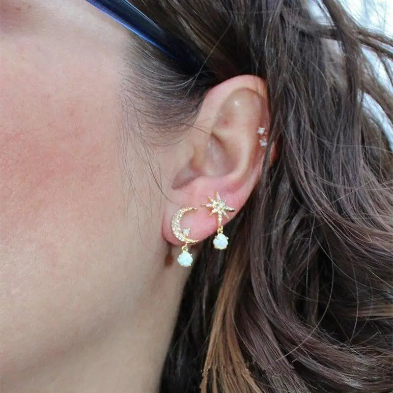 Ohrringe mit Mond und Stern aus Gold und Opal