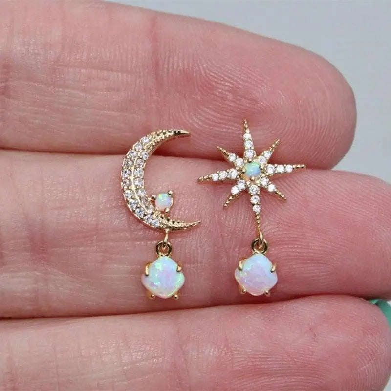 Ohrringe mit Mond und Stern aus Gold und Opal