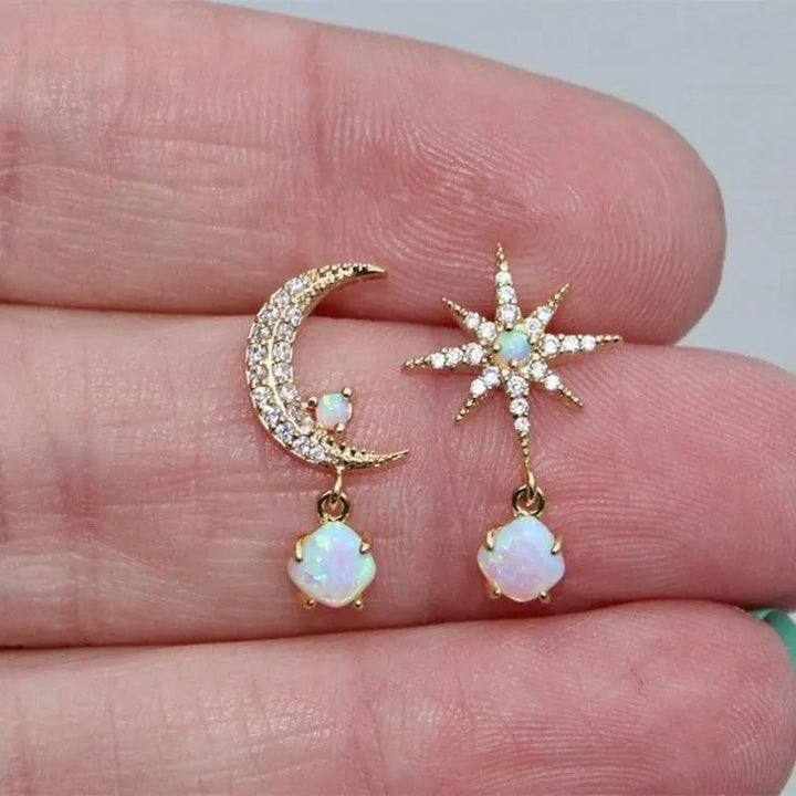Ohrringe mit Mond und Stern aus Gold und Opal