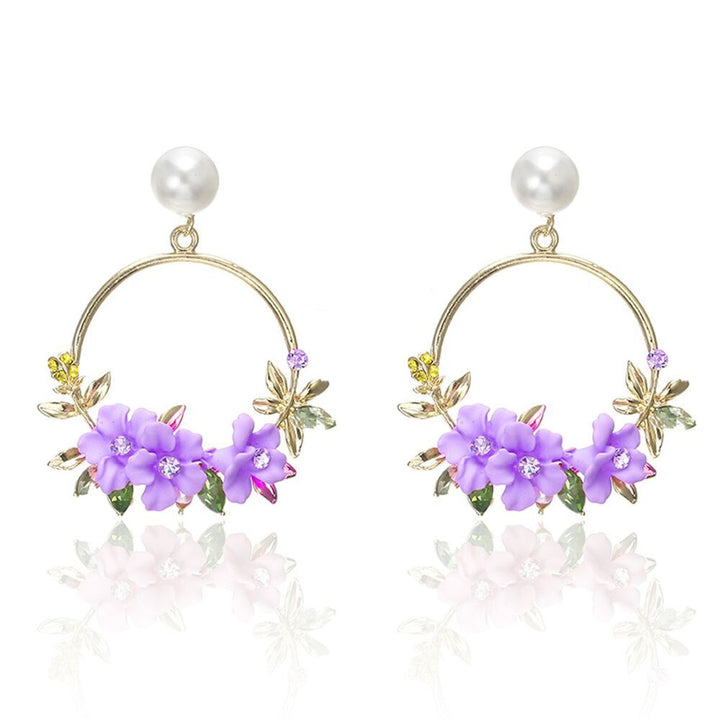 Blumen- und Perlenohrringe in Gold