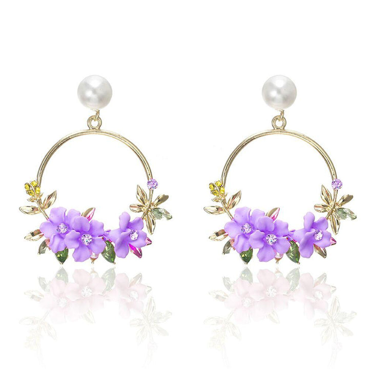 Goldene Blumen- und Perlenohrringe