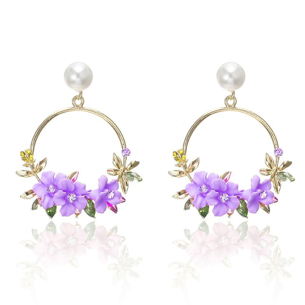Goldene Blumen- und Perlenohrringe
