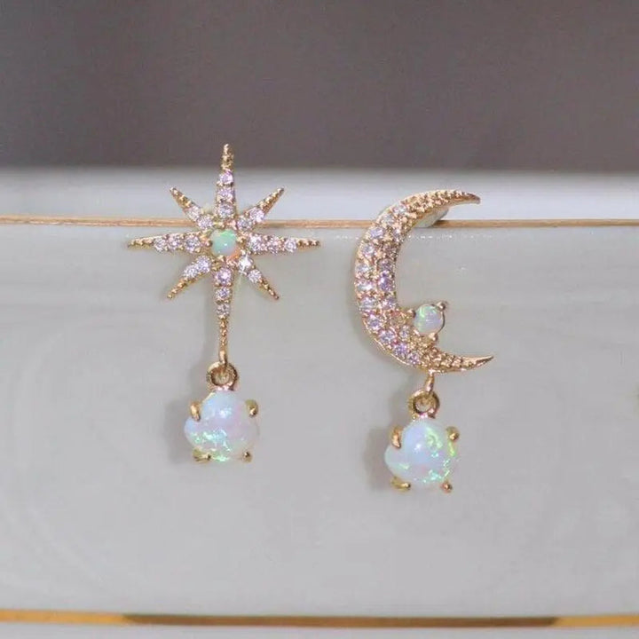 Ohrringe mit Mond und Stern aus Gold und Opal