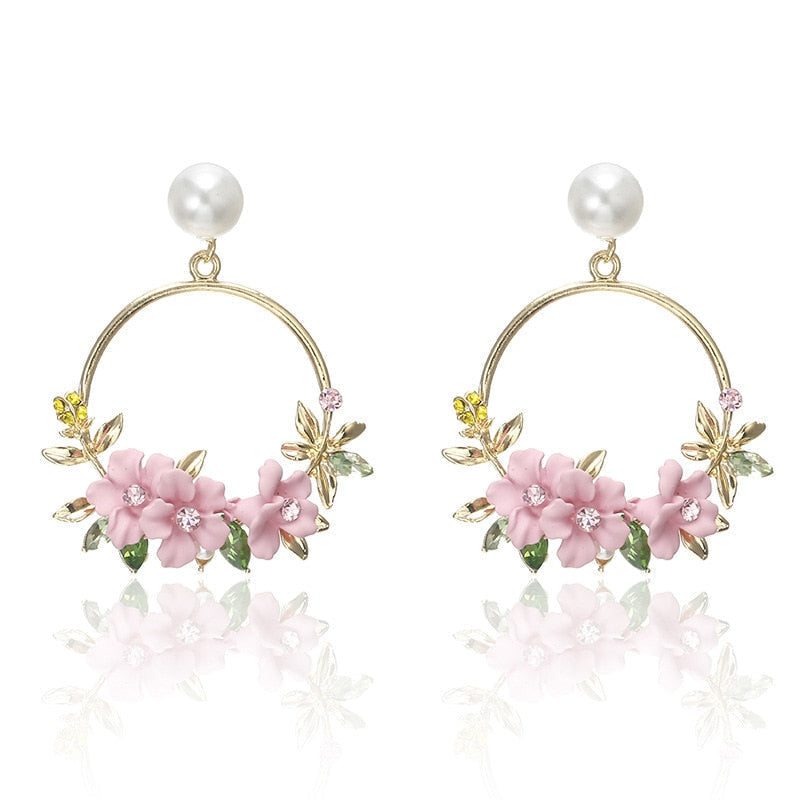 Blumen- und Perlenohrringe in Gold