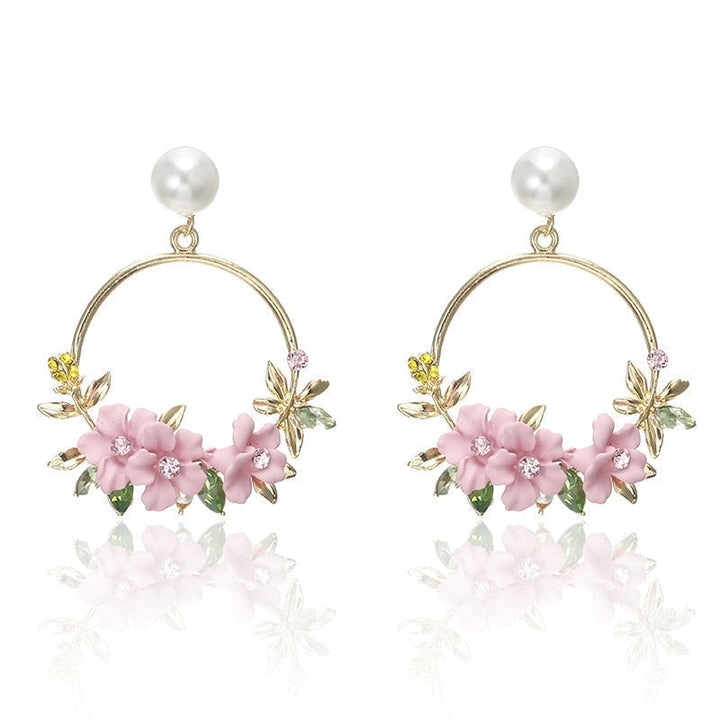 Blumen- und Perlenohrringe in Gold