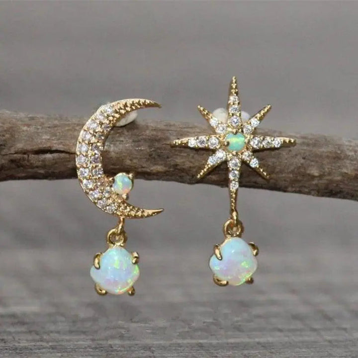 Ohrringe mit Mond und Stern aus Gold und Opal