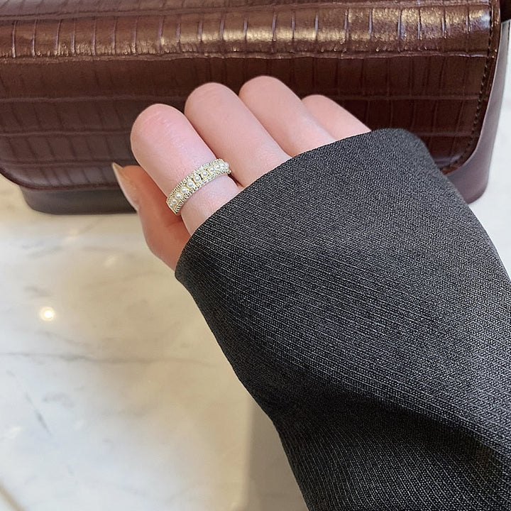 Luxusring aus Gold und Perlen