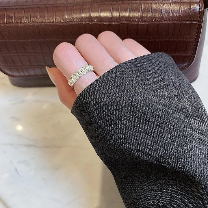 Luxusring aus Gold und Perlen