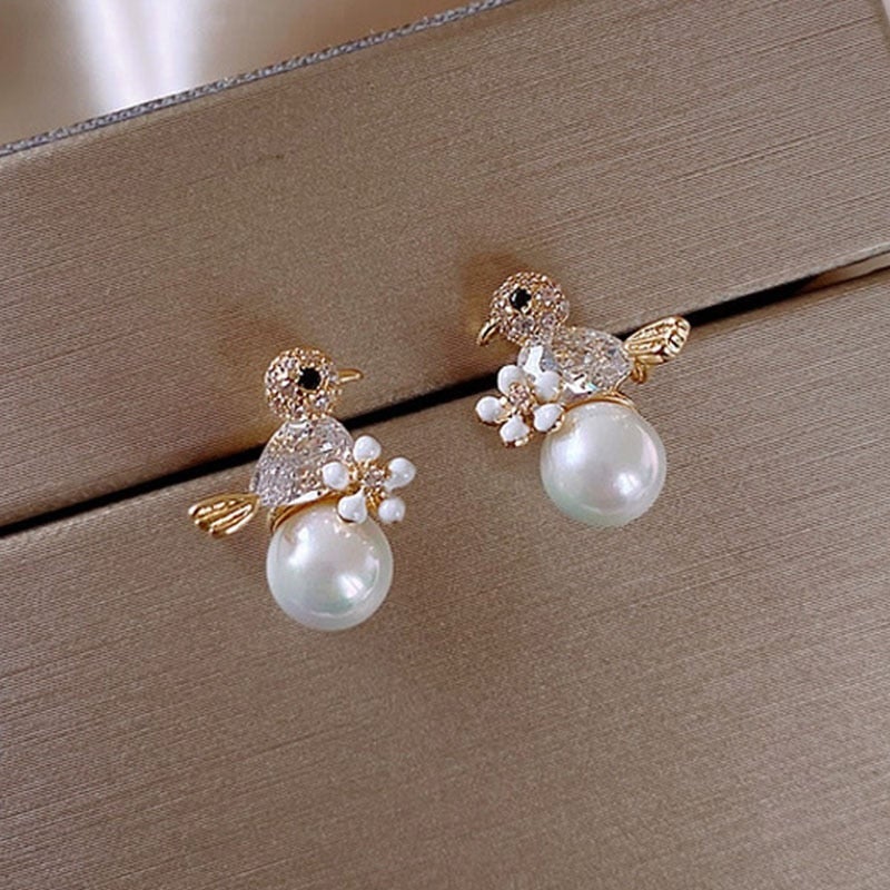 Luxuriöse Birdie Ohrringe aus Zirkonia und Perleneinlage