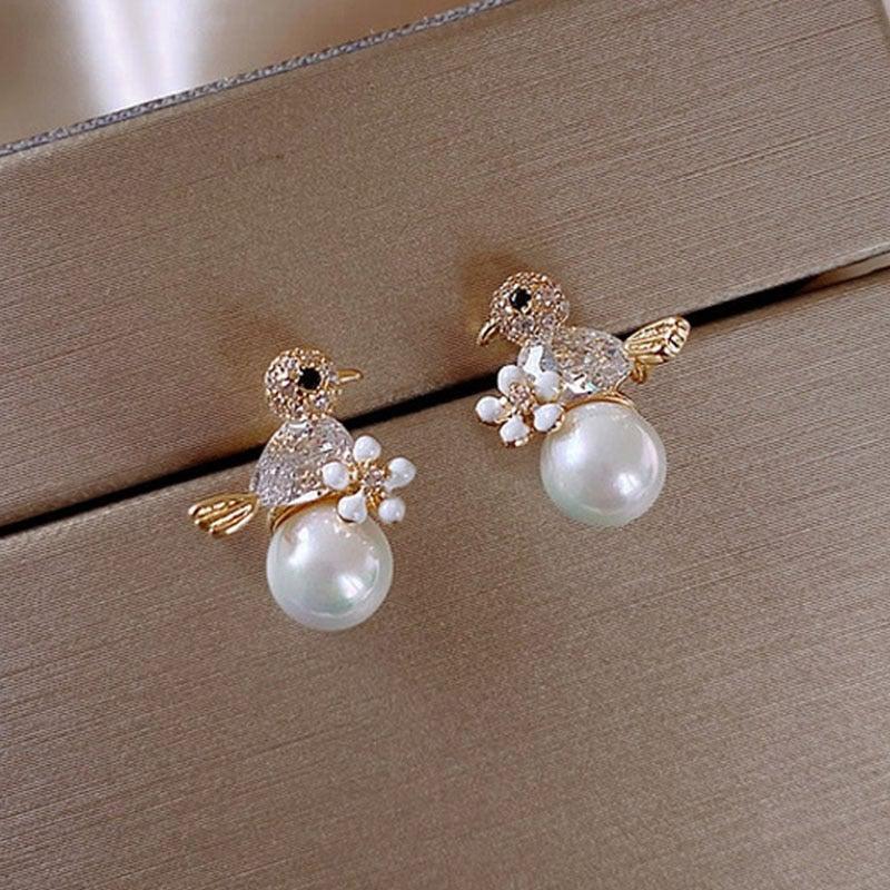 Luxuriöse Birdie-Ohrringe mit Zirkonia und Perlen-Einlagen