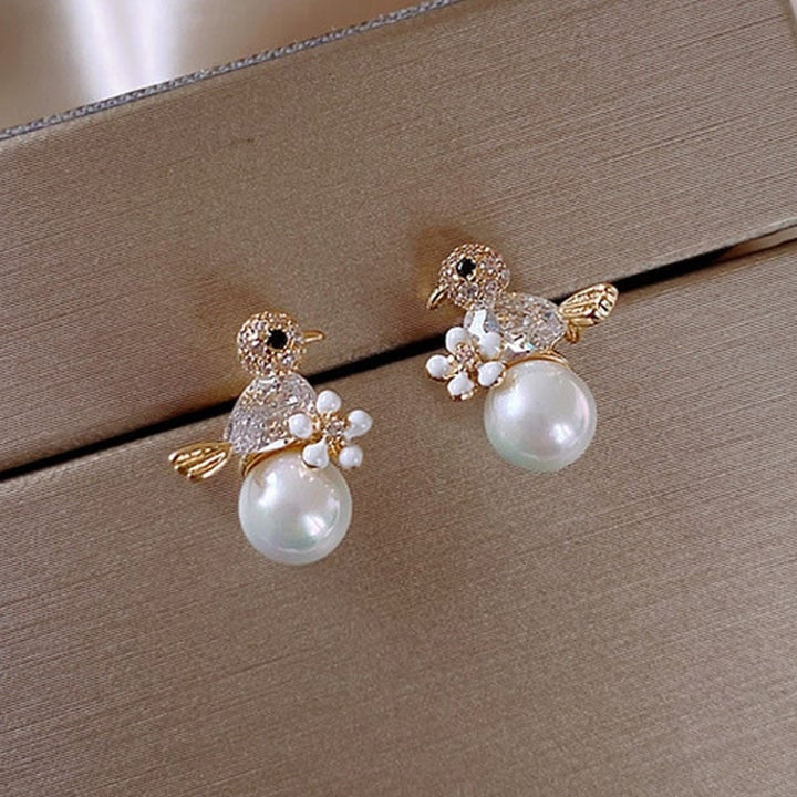 Luxuriöse Birdie Ohrringe aus Zirkonia und Perleneinlage