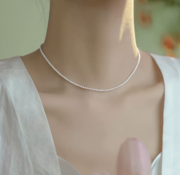 Halskette aus eleganten, glänzenden Perlen