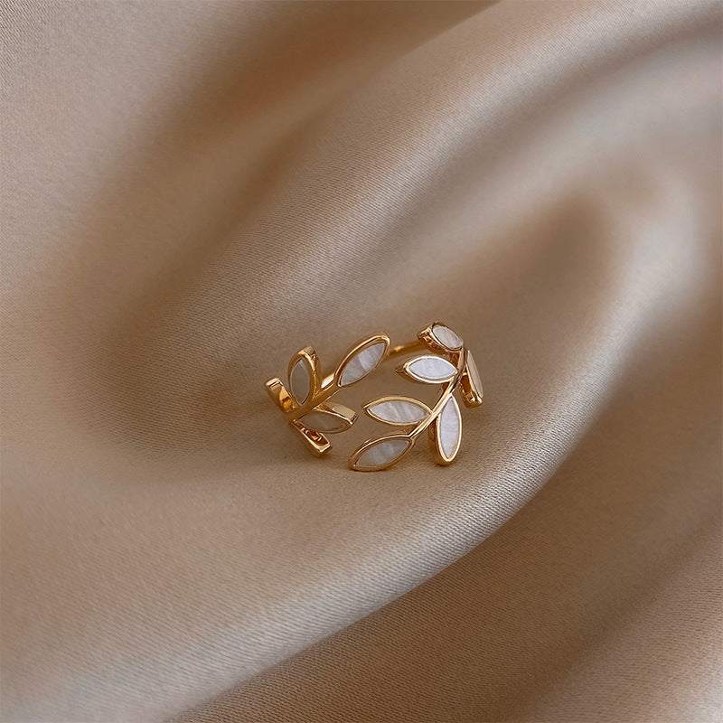 Verstellbarer Goldring mit Blattdesign und Weißem Opal