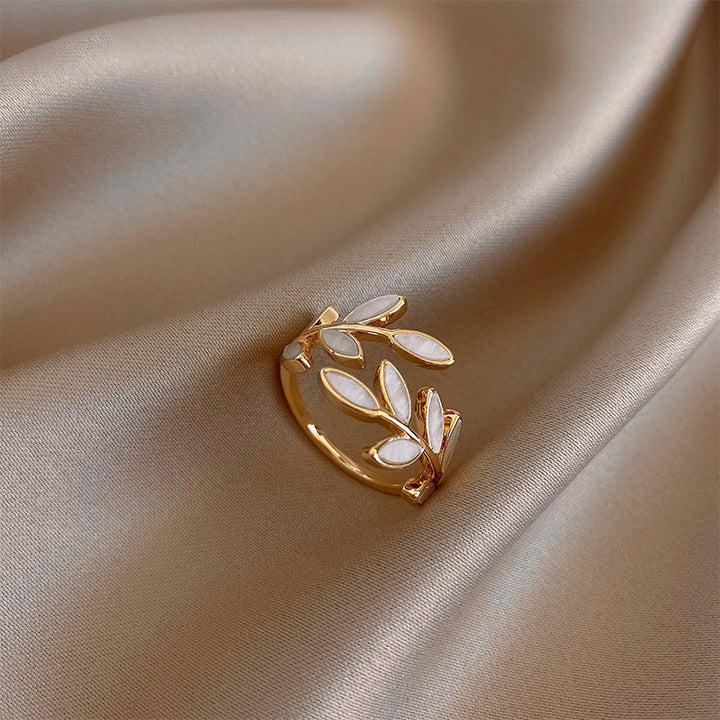 Verstellbarer Goldring mit Blattdesign und Weißem Opal