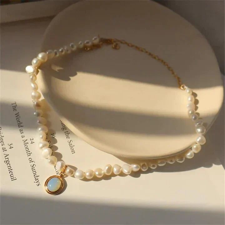 Goldene Perlenkette mit Mondstein
