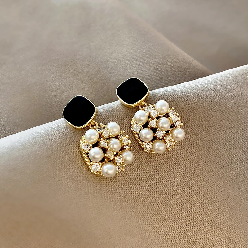 Perlenohrringe mit schwarzem Opal in Gold