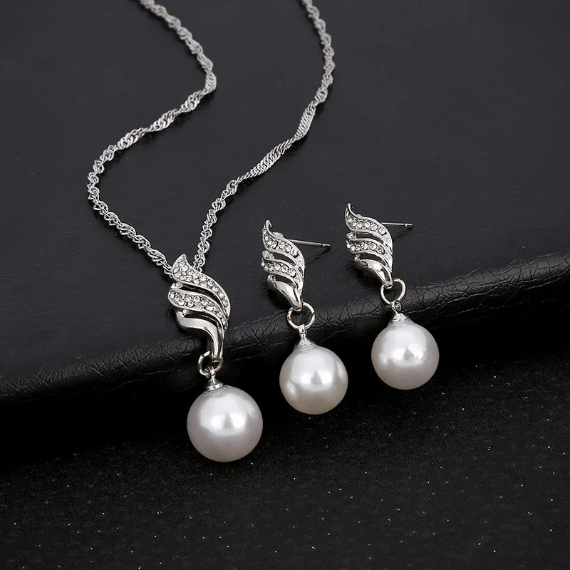 Elegantes Set aus hellsilbernen Perlen