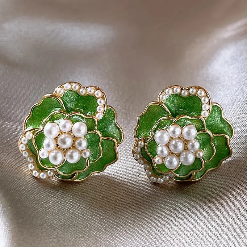 Grüne Emaille Ohrringe mit eleganten Perlen