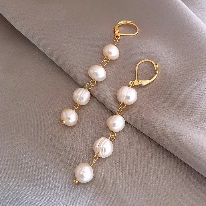Perlenhängende Ohrringe in Gold