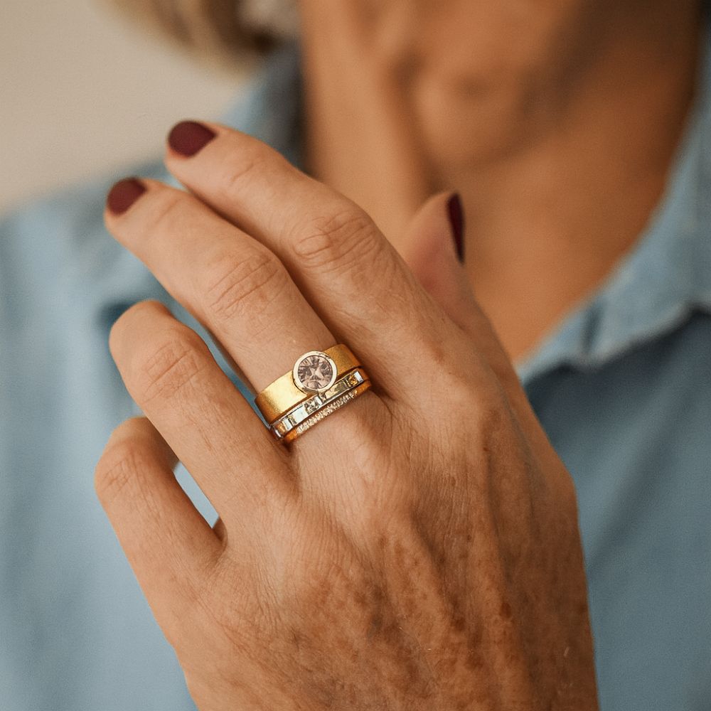 Eleganter eingelegter Kristallgoldring