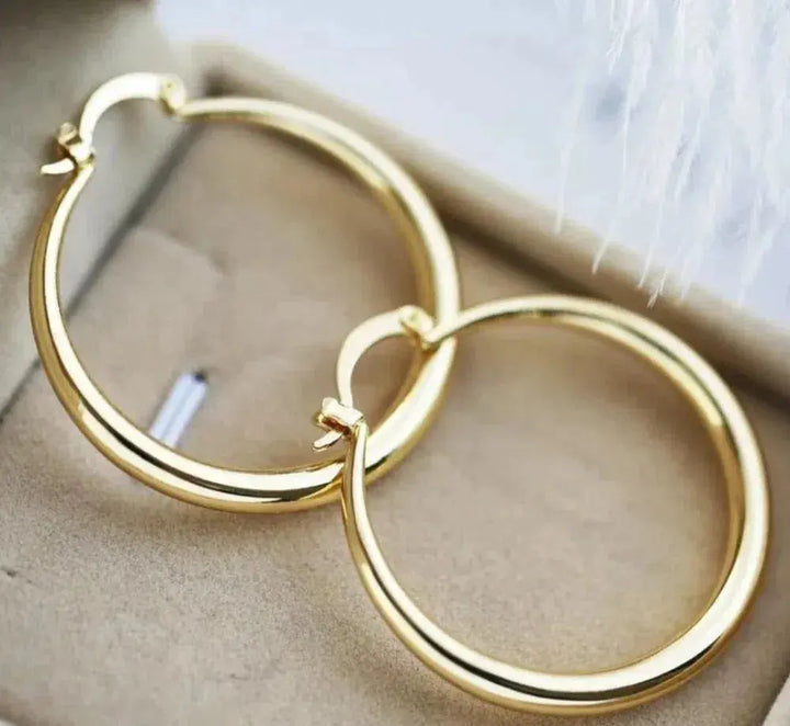 Große Creolen in Gold