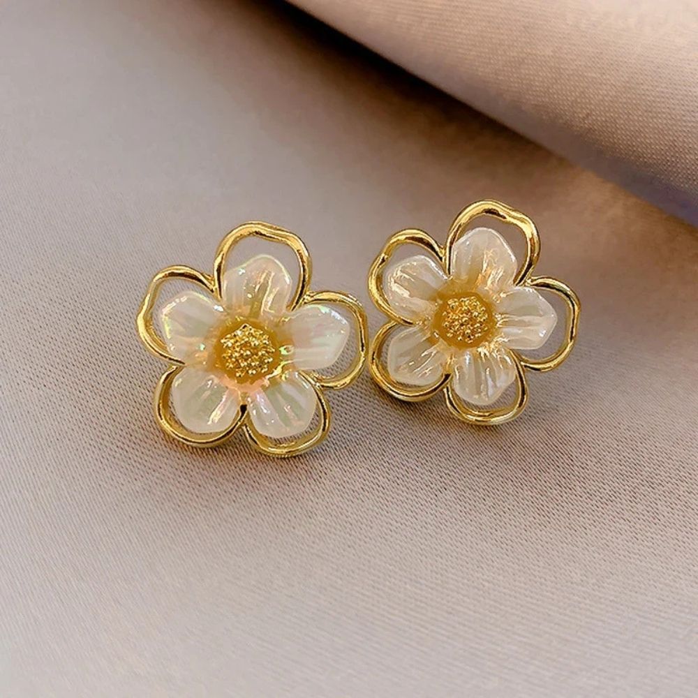 Niedliche weiße Blumenohrringe