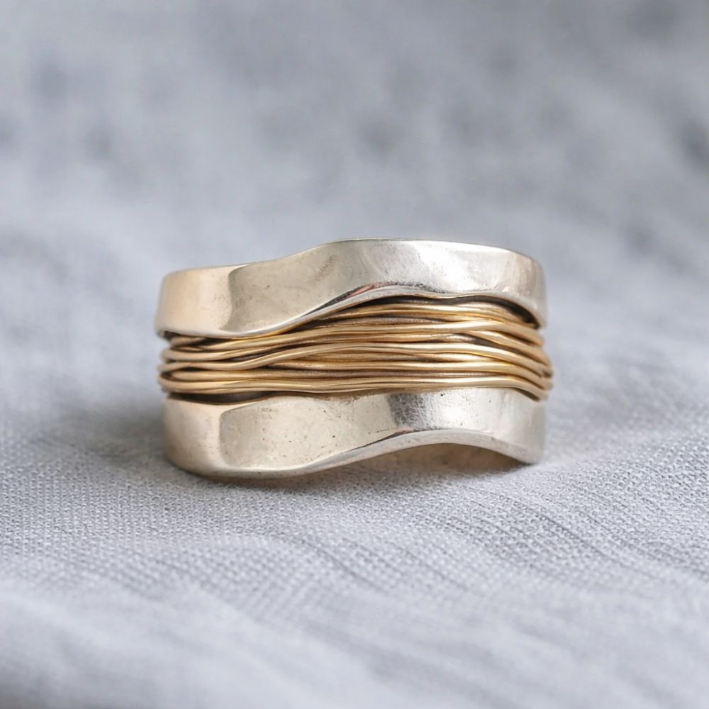 Silberring mit goldenen Fäden