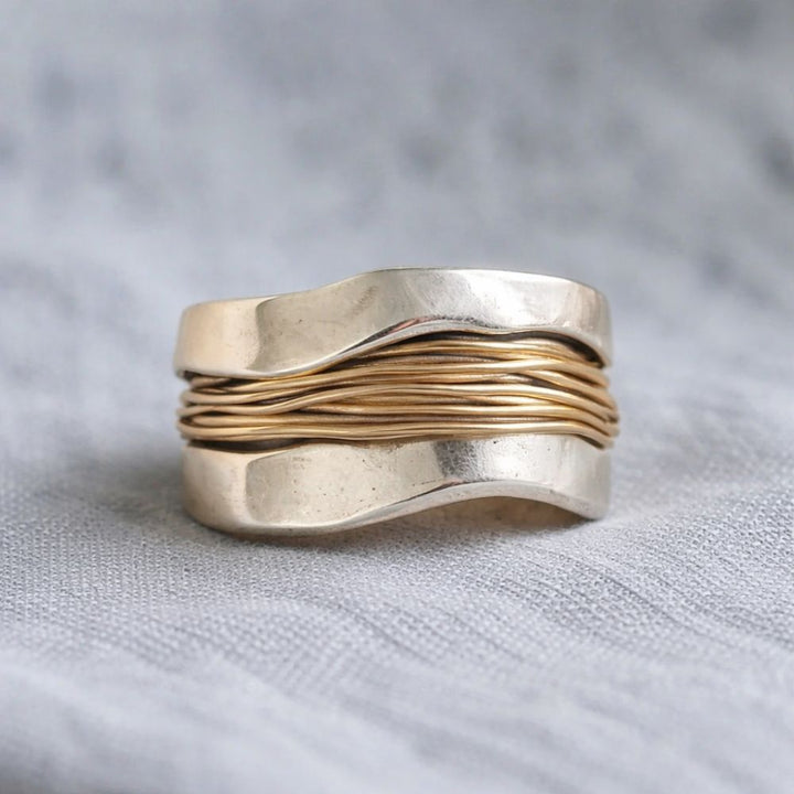 Silberring mit goldenen Fäden